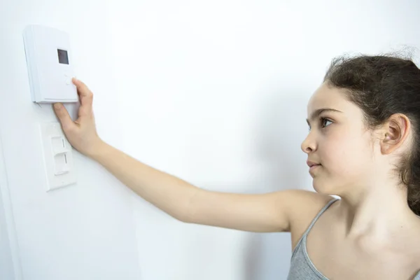 Thermostat de réglage adolescent sur le contrôle du chauffage central — Photo