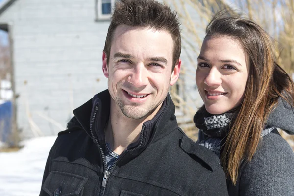 Pareja En invierno Escena de nieve en un hermoso día soleado — Foto de Stock