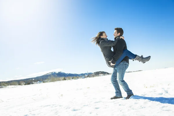 Casal No inverno Cena de neve no belo dia ensolarado — Fotografia de Stock