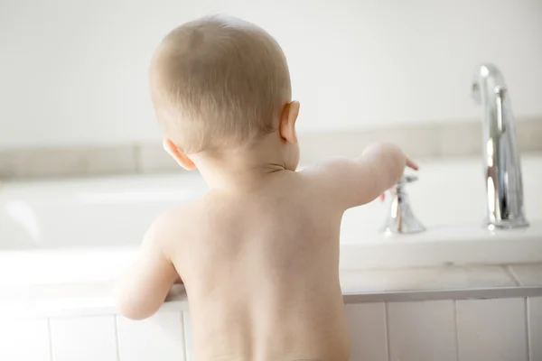 Bébé de retour dans la salle de lot d'attente pour le bain — Photo