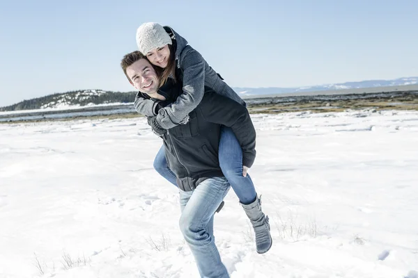 Paar im Winter Schneeszene bei schönem sonnigen Tag — Stockfoto