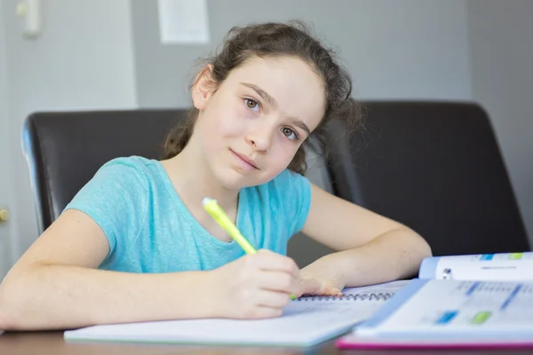 Tiener meisje doet huiswerk voor school. — Stockfoto