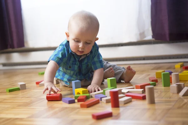 Toddler dziecko gra drewniane zabawki przy ognisko domowe albo przedszkola — Zdjęcie stockowe