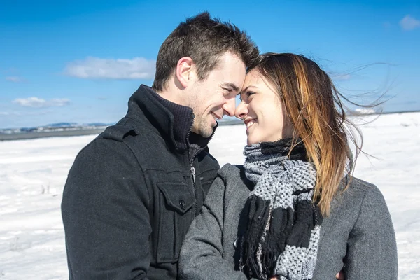 Pareja En invierno Escena de nieve en un hermoso día soleado — Foto de Stock