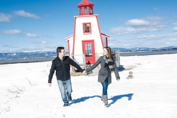夫妇在冬季雪景在阳光明媚的日子 — 图库照片