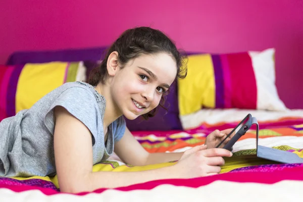 Technologie stają się łatwiejsze. Cute dziewczynka trzymając tablet cyfrowy — Zdjęcie stockowe