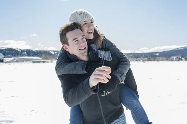 Pareja En invierno Escena de nieve en un hermoso día soleado — Foto de Stock