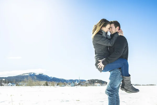 Couple In winter Snow Scene at beautiful sunny day — Stock Photo, Image