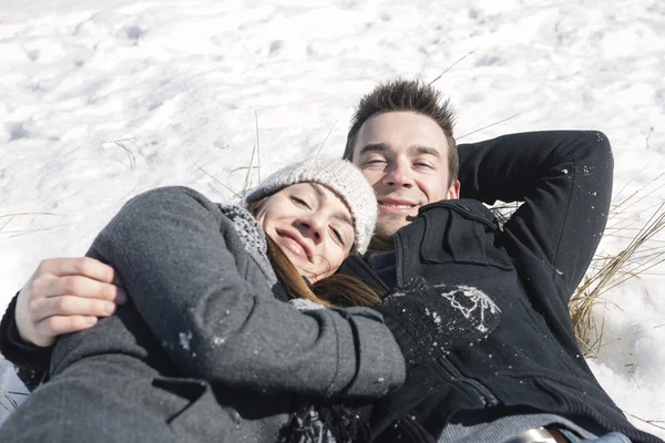 夫妇在冬季雪景在阳光明媚的日子 — 图库照片