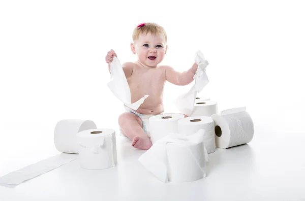 Tout-petit déchirant du papier toilette dans le studio de salle de bain — Photo