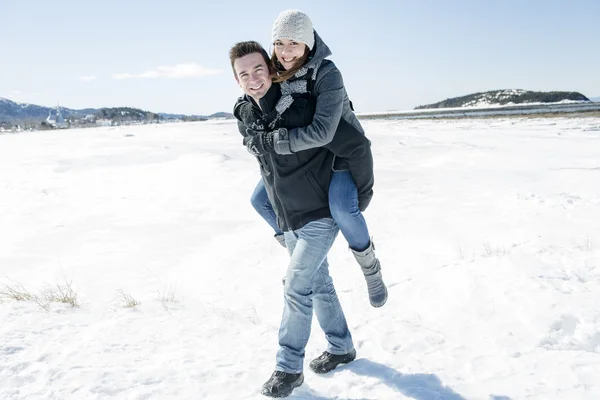 Pareja En invierno Escena de nieve en un hermoso día soleado — Foto de Stock