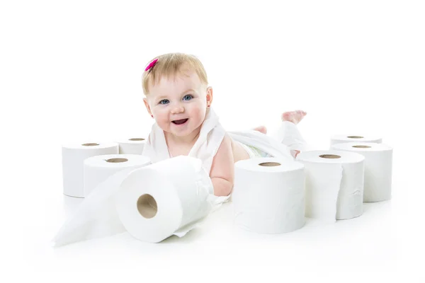 Tout-petit déchirant du papier toilette dans le studio de salle de bain — Photo