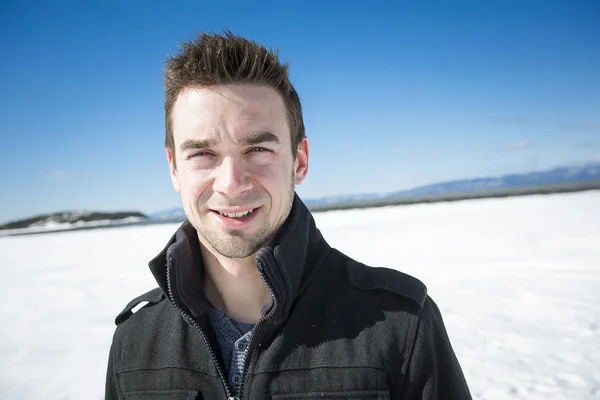 Handsome young man in winter nature — Stock Photo, Image