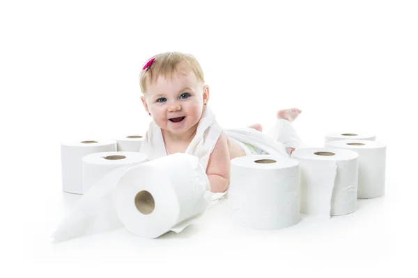 Tout-petit déchirant du papier toilette dans le studio de salle de bain — Photo