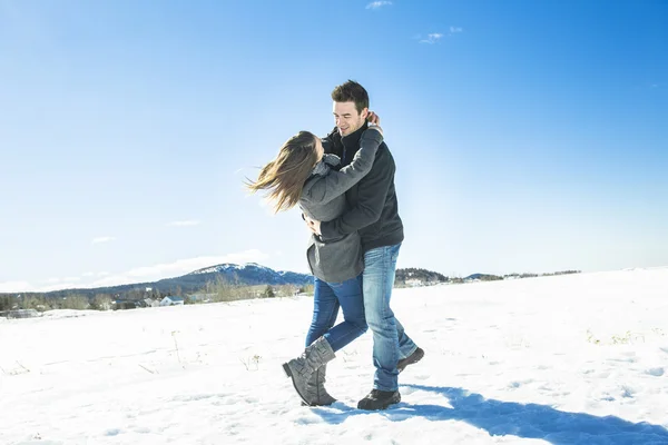 Casal No inverno Cena de neve no belo dia ensolarado — Fotografia de Stock