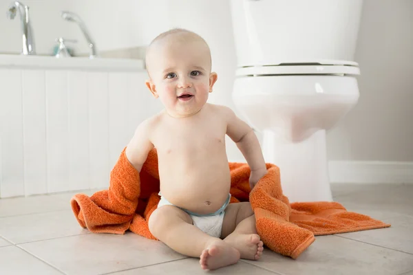 Adorável menino brincando com papel higiênico — Fotografia de Stock