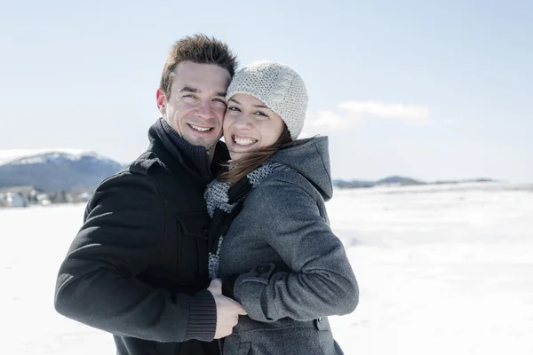 Pareja En invierno Escena de nieve en un hermoso día soleado — Foto de Stock