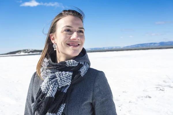 Portrét šťastné mladé ženy se bavit na krásný slunný zimní den — Stock fotografie