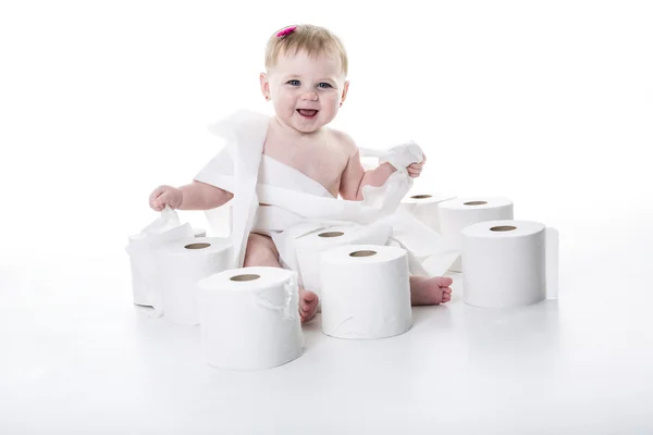 Criança rasgando papel higiênico no estúdio do banheiro — Fotografia de Stock