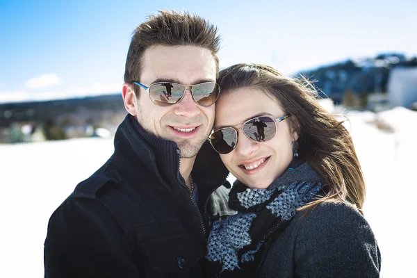 Paar im Winter Schneeszene bei schönem sonnigen Tag — Stockfoto