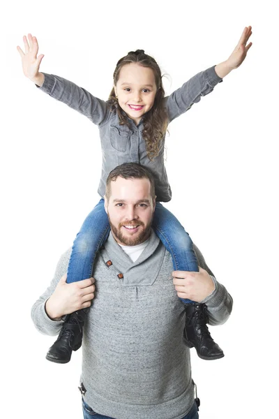 Vader boekwaarde dochter op zijn schouders, studio opname — Stockfoto