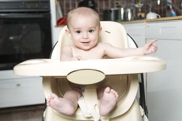 在高脚椅厨房中的开心宝贝的肖像 — 图库照片