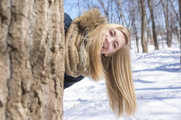 Attractive young woman in wintertime outdoor — Stock Photo, Image