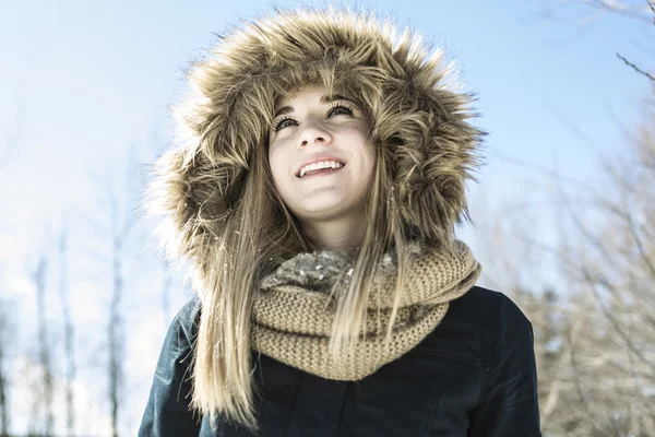 Attractive young woman in wintertime outdoor — Stock Photo, Image