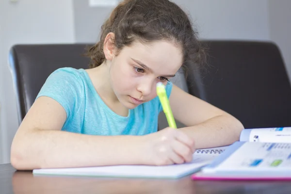 Девочка-подросток делает домашнее задание для школы . — стоковое фото
