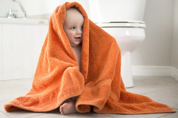 Очаровательный мальчик играет с туалетной бумагой — стоковое фото