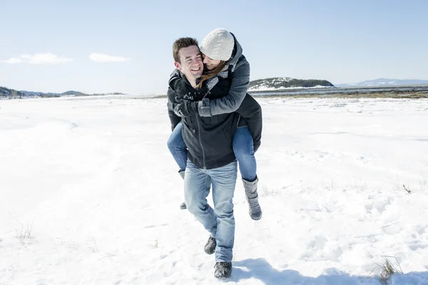 Paar im Winter Schneeszene bei schönem sonnigen Tag — Stockfoto