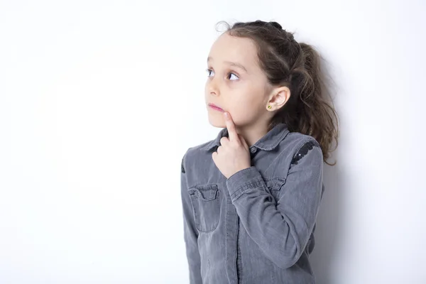 Criança pensante. Menina retrato olhando para cima — Fotografia de Stock