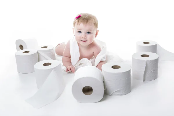 Tout-petit déchirant du papier toilette dans le studio de salle de bain — Photo
