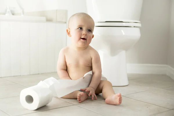 Adorável menino brincando com papel higiênico — Fotografia de Stock