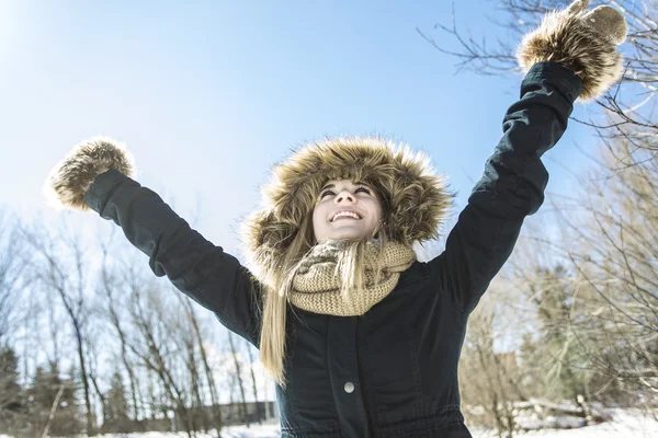 Attractive young woman in wintertime outdoor — Stock Photo, Image