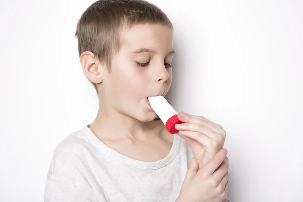 Close-up beeld van een schattige kleine jongen met behulp van de inhalator voor astma. — Stockfoto