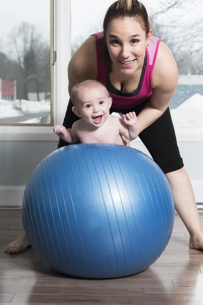 Moeder met kind jongen doen fitness oefeningen — Stockfoto