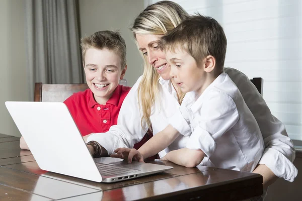 Mère avec des enfants jouant sur ordinateur portable — Photo