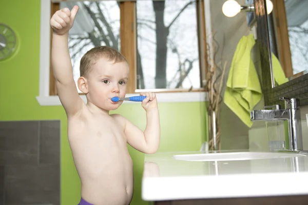 Kind of kind borstelen tanden in de badkamer — Stockfoto