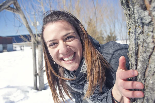 Portret van gelukkige jonge vrouw plezier hebben op mooie zonnige winterdag — Stockfoto