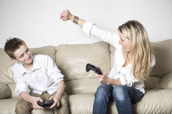 Madre e hijo jugando un videojuego — Foto de Stock