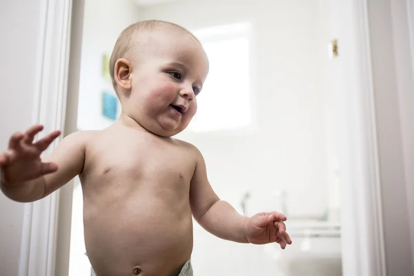 Adorabile bambino fuori dal bagno — Foto Stock