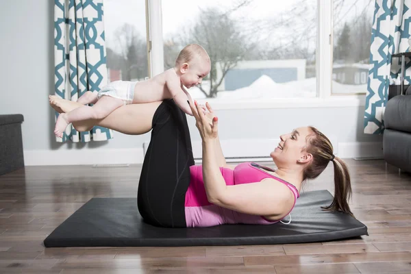 Mãe com criança menino fazendo exercícios de fitness — Fotografia de Stock