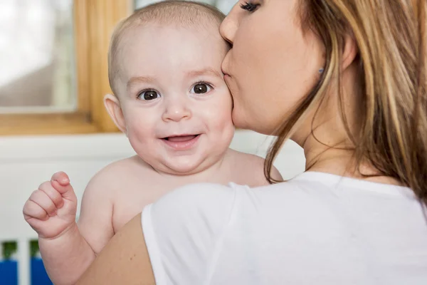 Imádnivaló baba boldog anya képe — Stock Fotó
