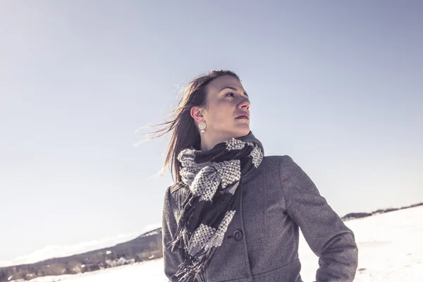 Портрет счастливой молодой женщины весело провести время в прекрасный солнечный зимний день — стоковое фото