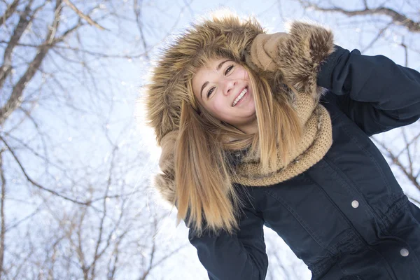 Attrayant jeune femme en hiver en plein air — Photo