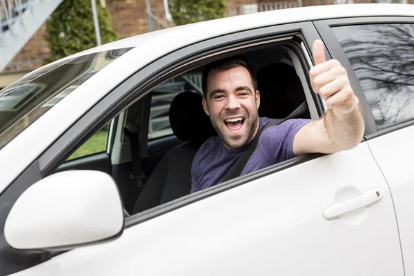 Jovem proprietário homem com seu carro — Fotografia de Stock