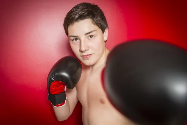 Foto de cerca de un boxeador con guantes rojos —  Fotos de Stock