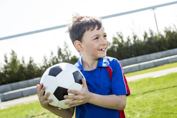 ハンサムなティーンエイ ジャーの少年サッカー — ストック写真