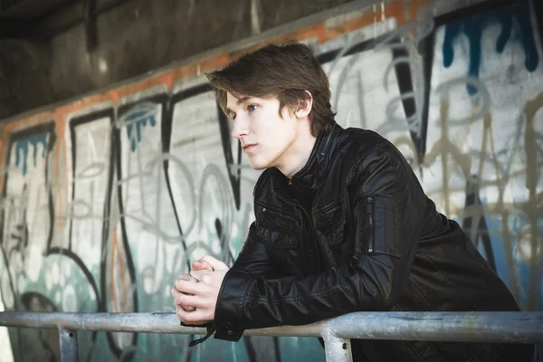 Teenager depressed inside a dirty tunnel — Stock Photo, Image